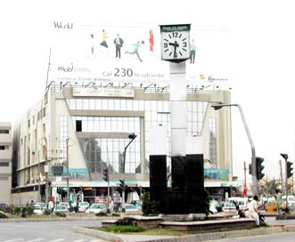 bank_alhabib_tower_clock_triangle_clock